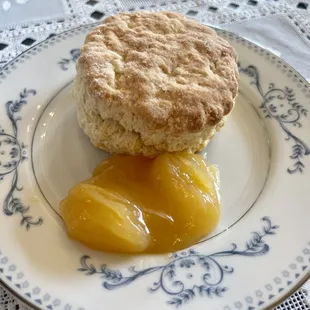 Scone with lemon curd