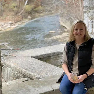 Kim R.