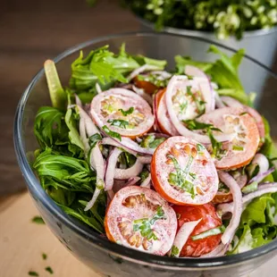 House Salad:
Spring mix, red onion, tomato cherry, cilantro, sherry vinagrete.
