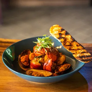 Mar De Mama:
Lobster tail, shrimp, mussels, roasted pepper, tomato reduction.
