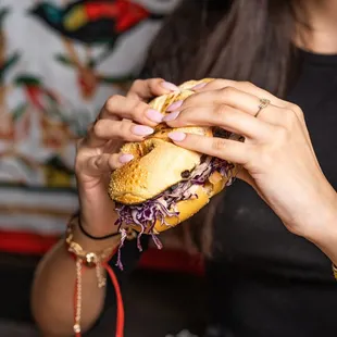 Mu Chimi:
Pan de agua, seasoned beef patty, cabbage, tomatoes, pink sauce, truffle fries.