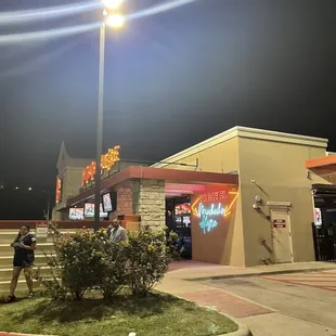 the outside of a restaurant at night