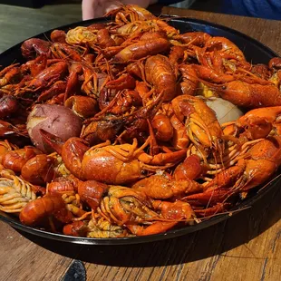 a plate of craws and potatoes