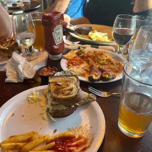 Terrible photo but the food is amazing.   Nachos appetizers, walleye Rueben, NY Strip.    Highly recommended