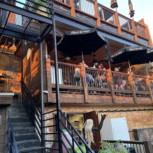 the outside of the restaurant