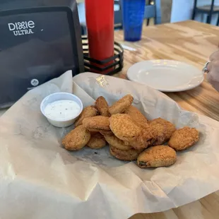 food, chicken wings and fried chicken