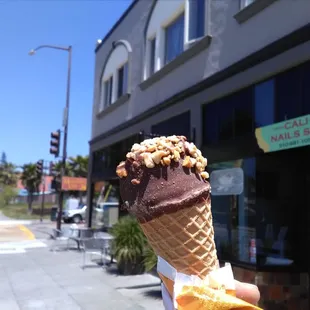Mudraker's owner keeps the deep freeze well stocked with a variety of ice cream. I like it!