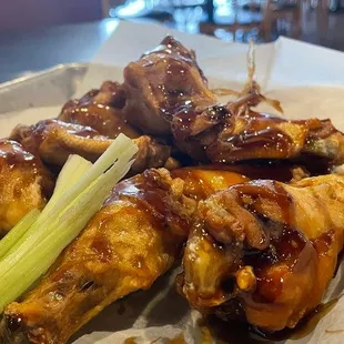 food, chicken wings and fried chicken