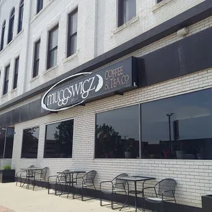 the outside of a coffee shop