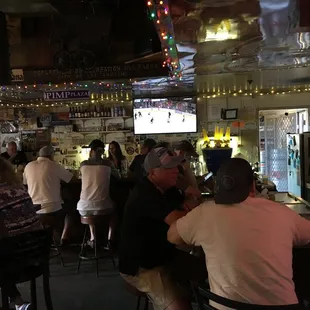 Chill dive to hang out and have a brew.