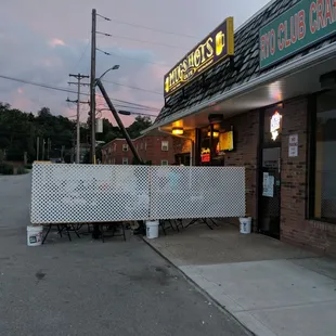 the outside of the restaurant