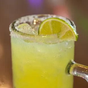 a margarita with a lime slice