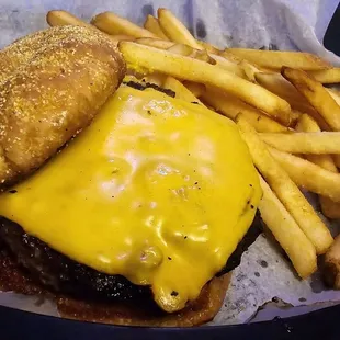 Cheeseburger with fries