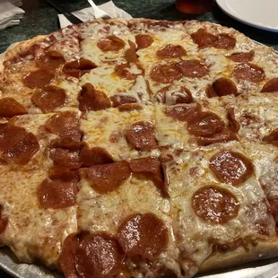 Thin and crispy pepperoni pizza