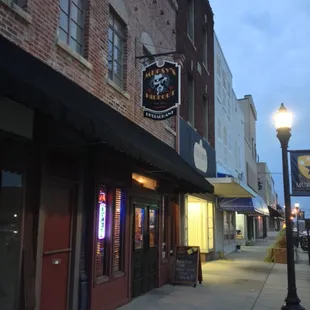 the outside of the restaurant