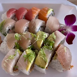 They placed the Hawaiian Roll and the Rainbow Roll in the same container. They're very fresh and yummy.