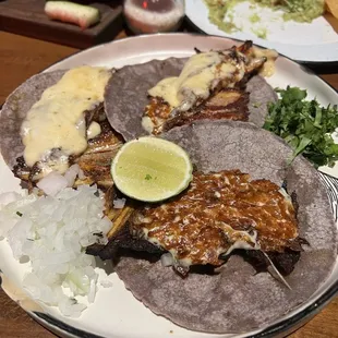 Tacos trompo rojo chilango