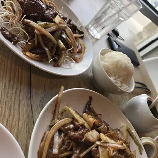 Beef Stir-Fried Flat Rice Noodles