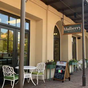 Cute, little market place in Willow Grove: convenient for all the residents walking distance