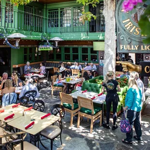 Shaded and airy courtyard dining