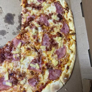 Hawaiian pizza (Ham, bacon and pineapple)