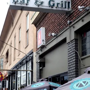 center of the SE Hawthorne district near 35th St.