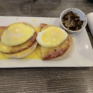 Eggs Benedict special Mother's Day 2023