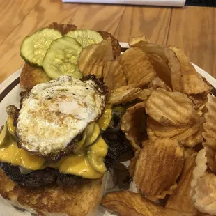 Burger, with cheddar, jalapeño and a egg with homemade chips.
