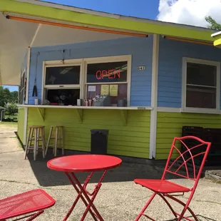 Drive up and order from your car, or park and sit at the many picnic tables available in the sun or shade.