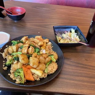 Scallops and chicken over fried rice. Yum yum sauce on the side.