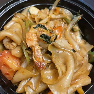 Seafood drunken noodles