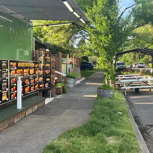 the outside of a restaurant