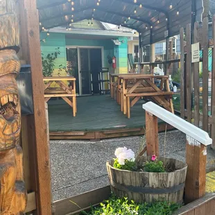 the outside of a restaurant