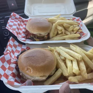 Munchies &amp; jalapeño bacon cheeseburger  Strawberry lemonade in the background