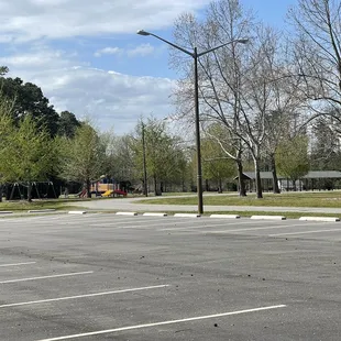 Plenty of parking, playgrounds and sheltered picnic areas 4/2022