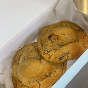 Peanut Butter (l) and Walnut Chocolate Chip Cookies (r)