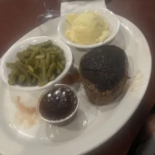 Filet mignon with mashed potatoes and green beans