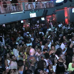 THE CROWD AT THE DIAMOND PLATNUMS CONCERT.