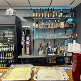 Full bar and cakes for dessert