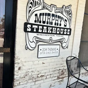 the outside of the restaurant