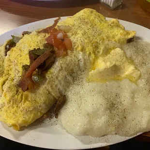 Bacon/veggie omelette + Grits