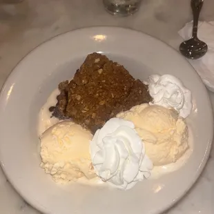 Blueberry crisp with ice cream