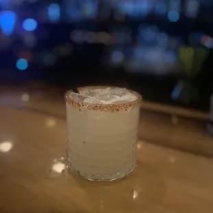 a close up of a margarita