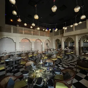 Main dining area, one of many seating options