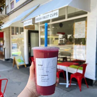 Nanaberry smoothie with coconut water instead of oat milk