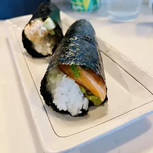 Salmon hand roll