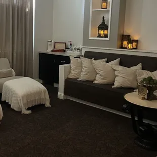 Lounge area is so clean &amp; you're offered a drink right away. Your choose of water, coffee, tea, or a mimosa.