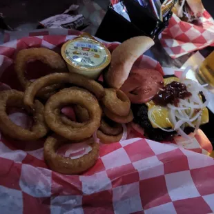 Basic hamburger with onion rings