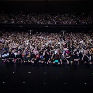 The picture the group took with the audience at the end of the show