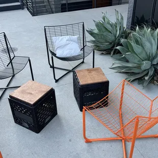 coffee shop&apos;s outdoor terrace area